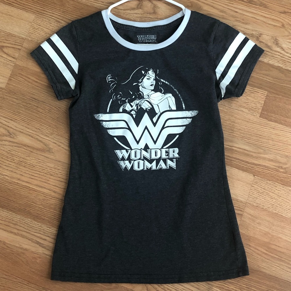 Woman’s medium (7-9) Wonder Woman gray shirt